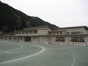 飯能市立名栗小学校校舎建設工事(電気設備工事)の施工