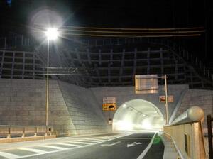 社会資本整備交付金（改築）工事（坂石町分トンネル（仮称）照明設備工）の施工