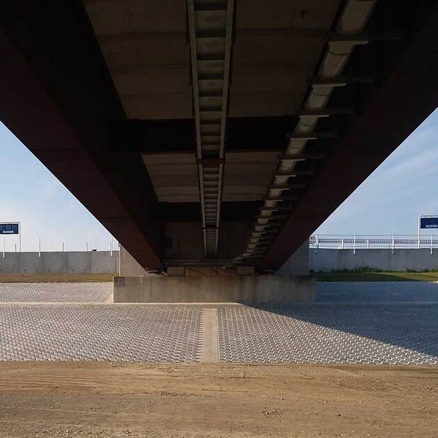 橋りょう架換工事 （上武大橋左岸光ケーブル復旧工）０７０の施工