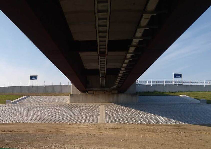 橋りょう架換工事 （上武大橋左岸光ケーブル復旧工）０７０の施工